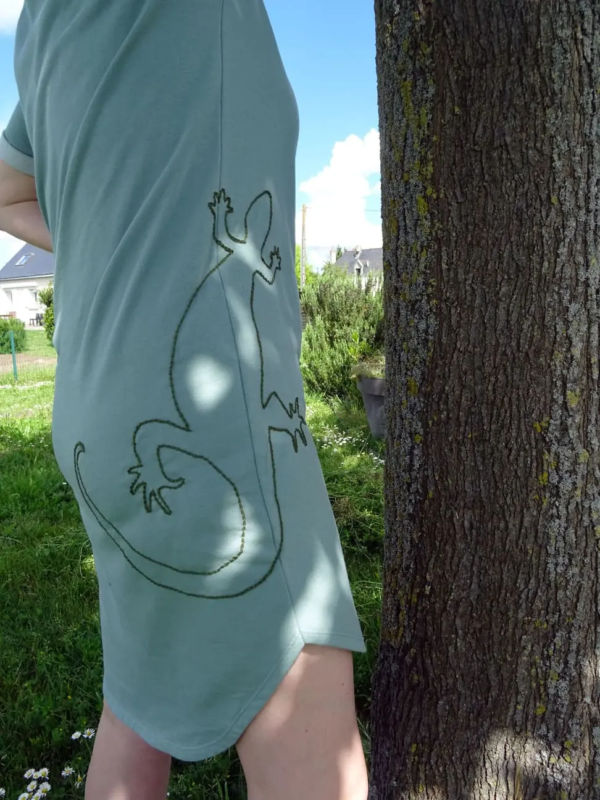 broderie à la main lézard tshirt idée cadeau
