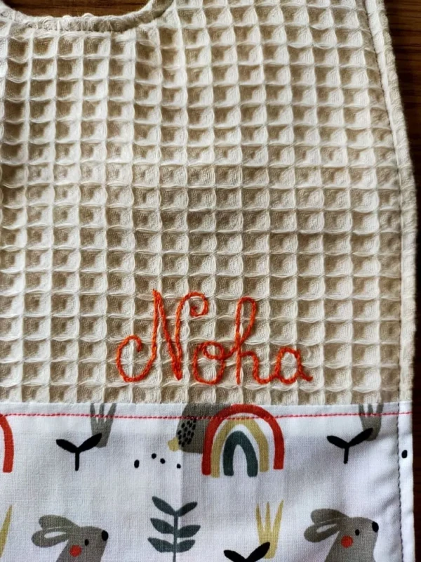 Bavoir Brodé Cadeau naissance Fait Main Couture Artisanal 2