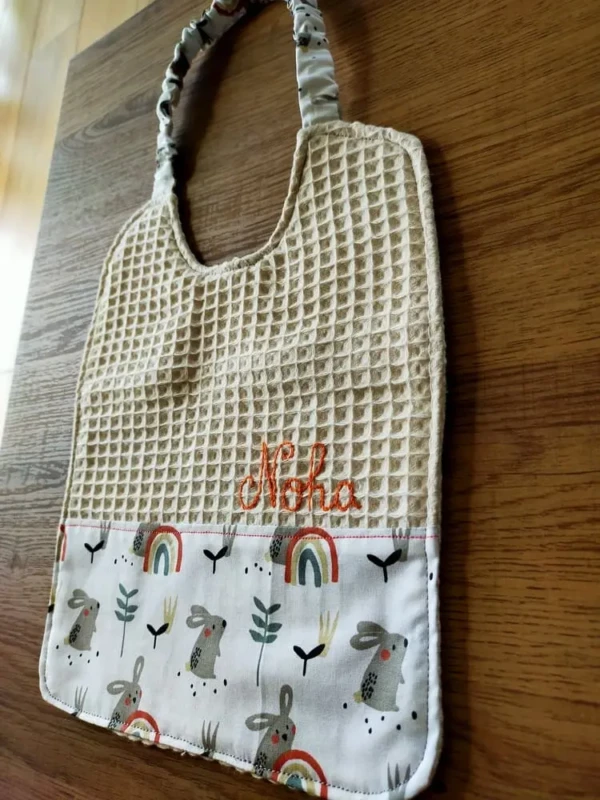 Bavoir Brodé Cadeau naissance Fait Main Couture Artisanal 3