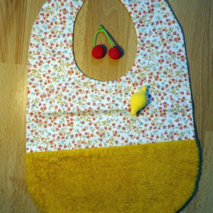 Bavoir fleurie orange et jaune cadeau de naissance