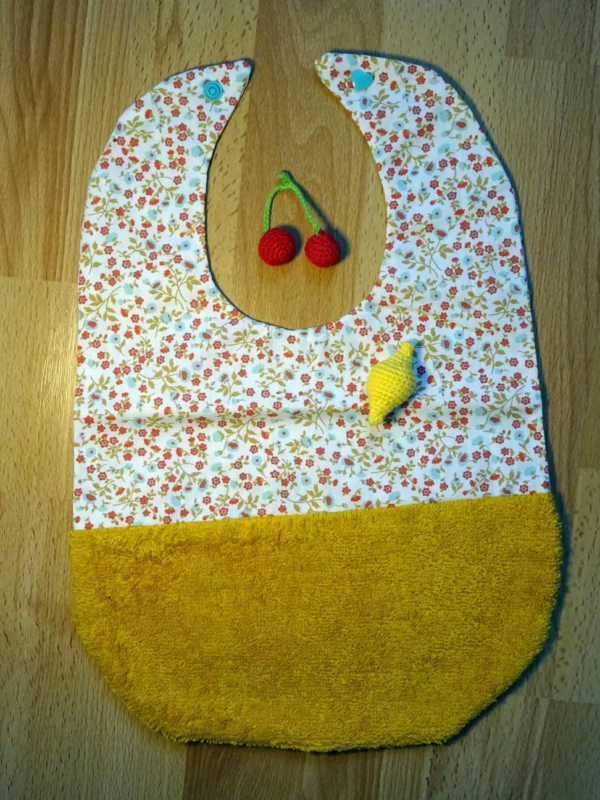 Bavoir fleurie orange et jaune cadeau de naissance