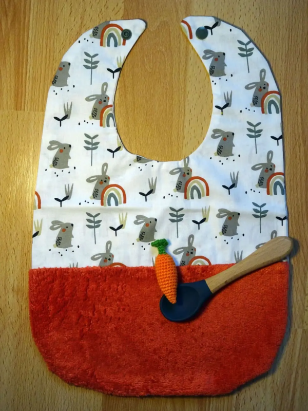 Bavoir orange éponge bambou lapin cadeau de naissance