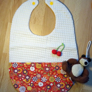 Bavoir rouge fleurs rétro cadeau de naissance 2