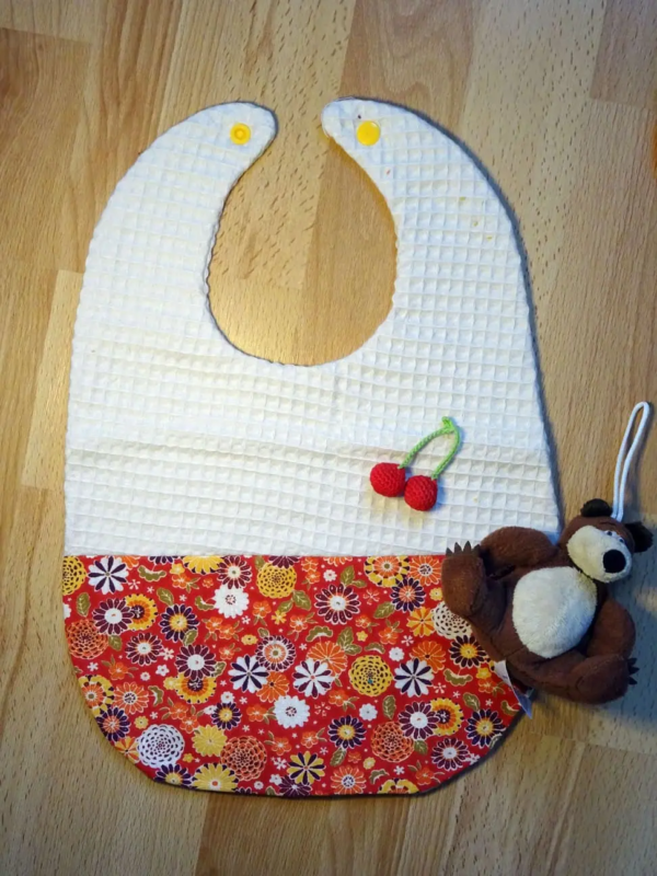 Bavoir rouge fleurs rétro cadeau de naissance 2