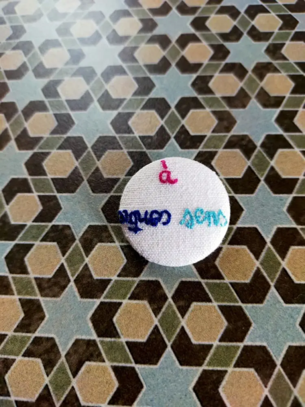 A contre sens Badge brodé expression désuète