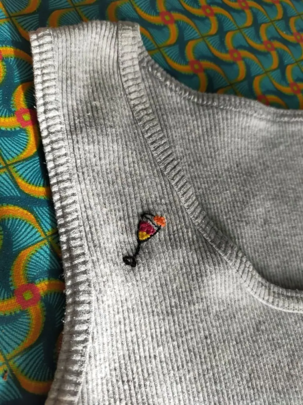 Broderie main débardeur gris aux paroles désuetes on se pique la ruche 2