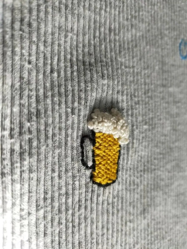 Broderie main débardeur gris aux paroles désuetes on se pique la ruche 4