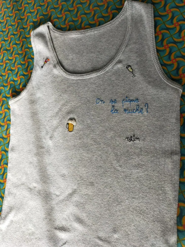 Broderie main débardeur gris aux paroles désuetes on se pique la ruche 6
