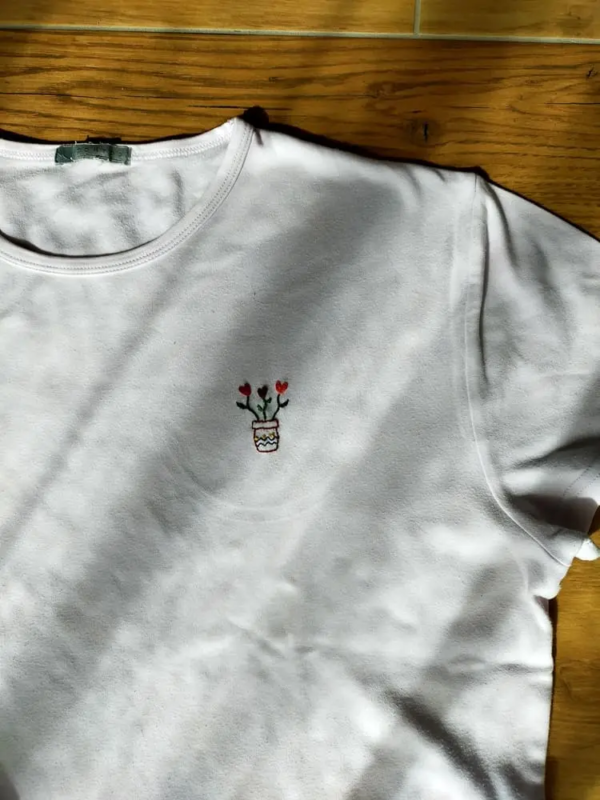 Broderie main t-shirt fete des meres pot fleurs brodees cadeau 2