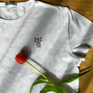 Broderie main t-shirt fete des meres pot fleurs brodees cadeau 3