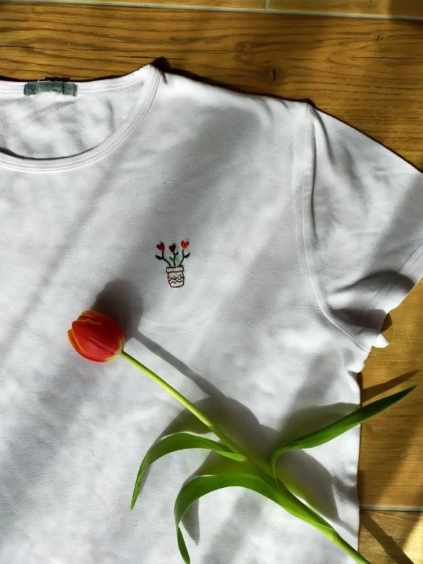 Broderie main t-shirt fete des meres pot fleurs brodees cadeau 3