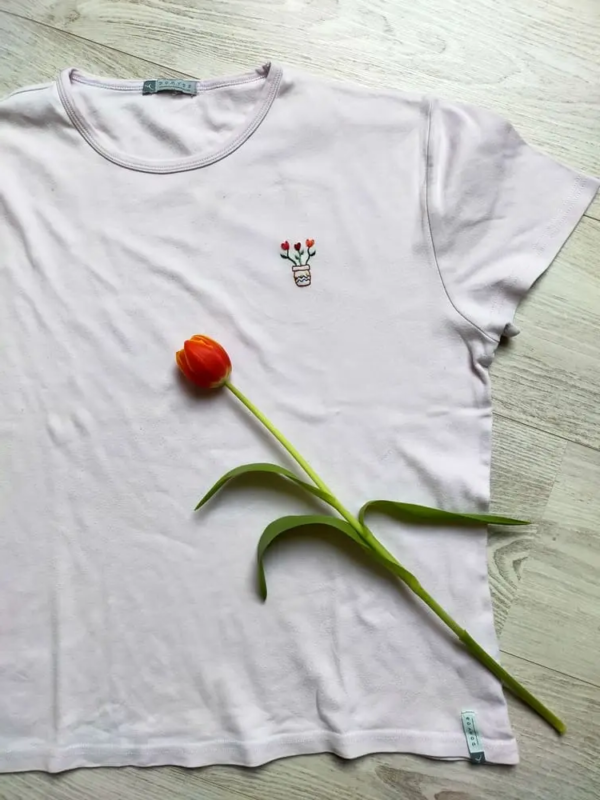 Broderie main t-shirt fete des meres pot fleurs brodees cadeau 4