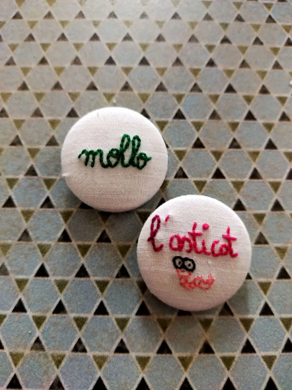 Mollo l'asticot 2 Badges brodés expression désuète