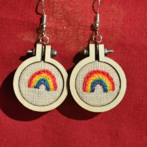 Boucles d'oreilles Broderie Main arc-en-ciel Originales 1
