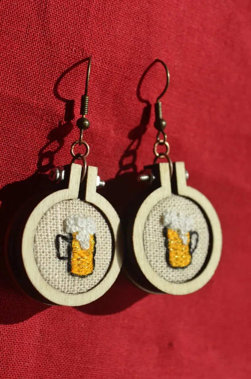 Boucles d'oreilles Broderie Main Chope bière Originale 4