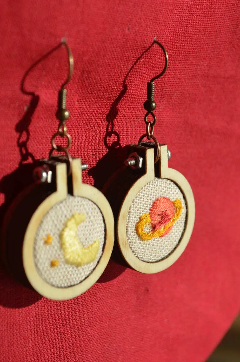 Boucles d'oreilles Broderie Main Planète et Lune Uniques 2