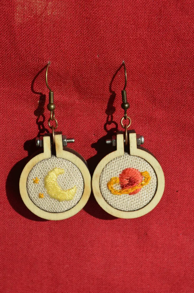 Boucles d'oreilles Broderie Main Planète et Lune Uniques 3