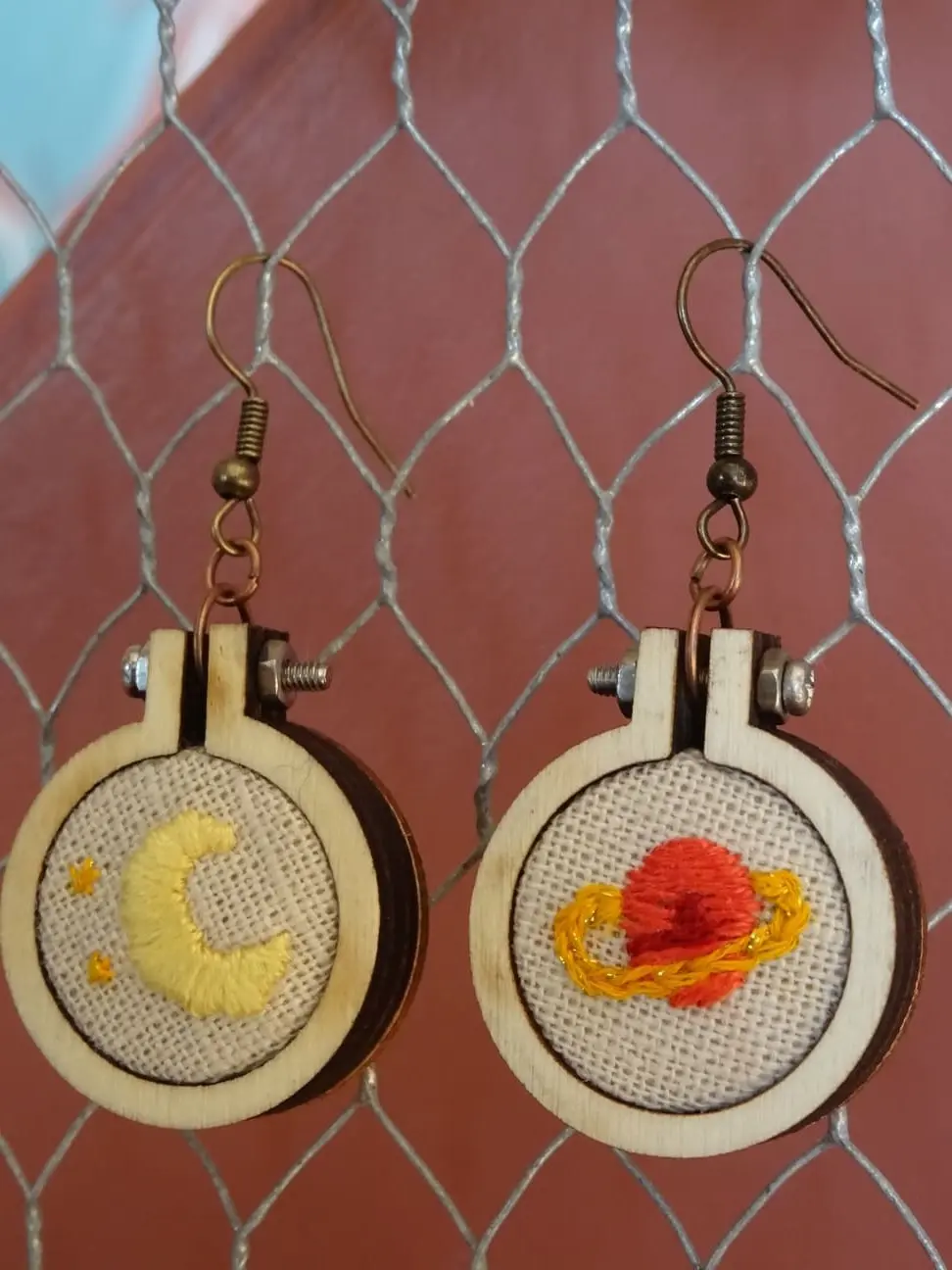Boucles d'oreilles Broderie Main Planète et Lune Uniques 4