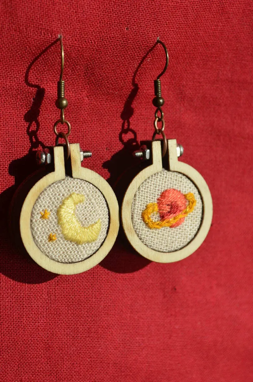 Boucles d'oreilles Broderie Main Planète et Lune Uniques