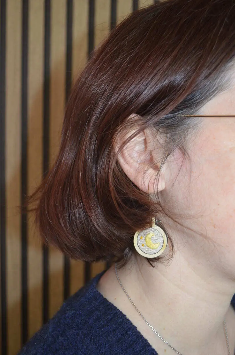 Boucles oreilles portées Broderie Main Modèle 4